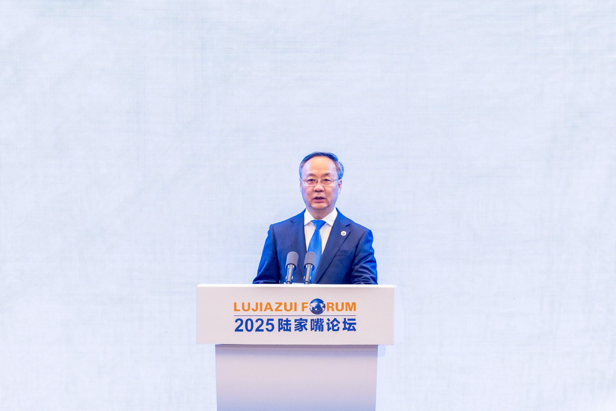 陆家嘴论坛聚焦开放合作，金融监管“一把手”释放多个重磅信号