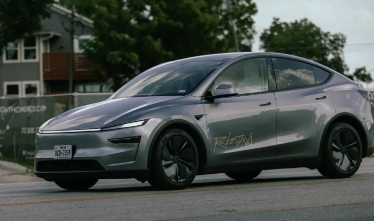 10辆车、配安全员、有限范围行驶!特斯拉正式推出“自动驾驶出租车”,评论吐槽远不如Waymo