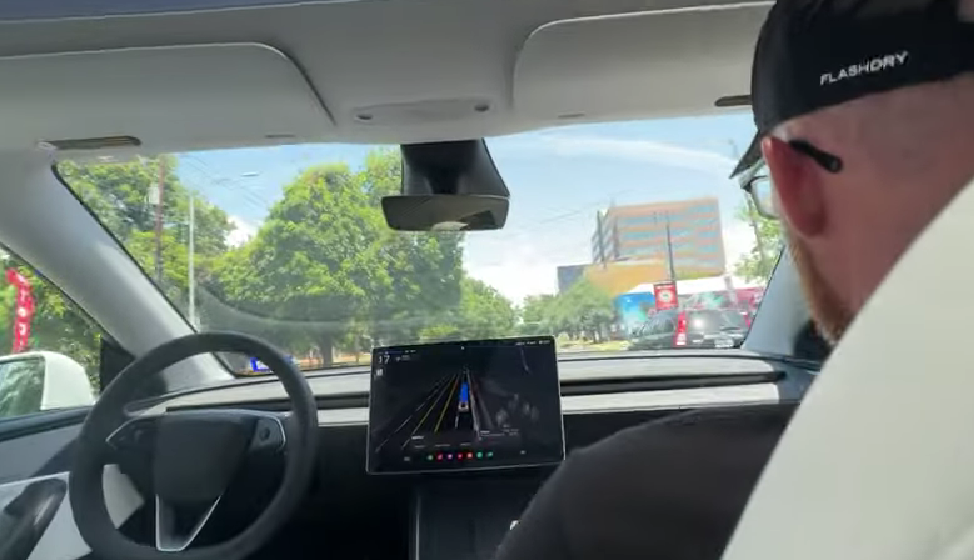 10辆车、配安全员、有限范围行驶!特斯拉正式推出“自动驾驶出租车”,评论吐槽远不如Waymo