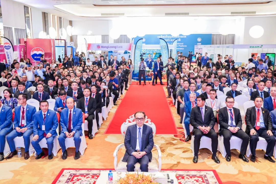 湄公河畔数智和鸣｜用友亮相柬埔寨投资盛会暨首相晚宴，共谱中柬发展新韵