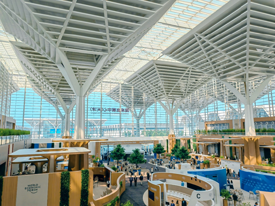 独家对话世界经济论坛会议运营总监：2025年新领军者年会背后的故事