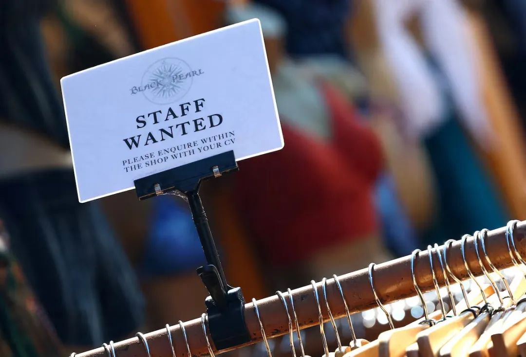 英国惊现“工资危机”！职位空缺暴跌，央行降息近在眼前？