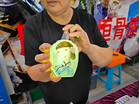 她数度哽咽，想让唐山骨质瓷再放光华！