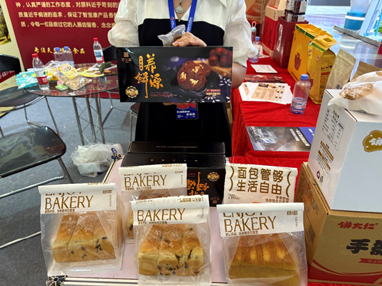 汪小菲试吃，安慕希跨界……在好博会，逛着逛着就吃饱了