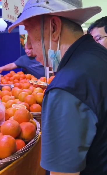 好博会 丨 观众排队争抢冰糖橙，大爷尝后直呼“甜”