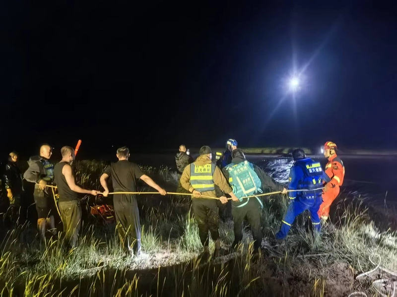 山洪中5小时生死营救，多部门协作救下2名被困群众