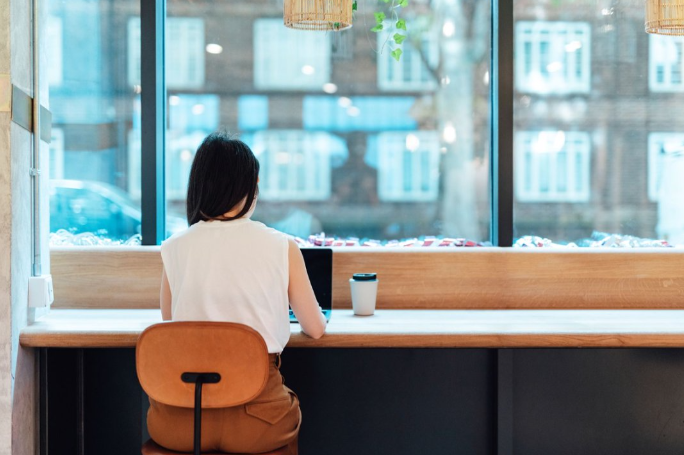 AI的“第二幕”：英伟达4万亿美元市值背后，AI如何从“云端”到日常