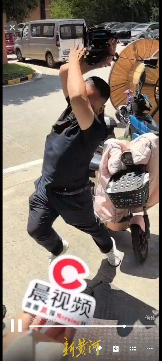 多名记者采访时摄像机被砸碎，还有一人受伤，最新进展：警方已列为刑事案件(含视频)