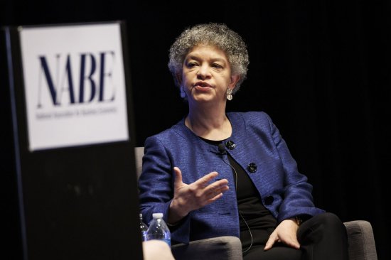 波士顿联储行长Collins：经济稳固使美联储有时间评估下一步行动