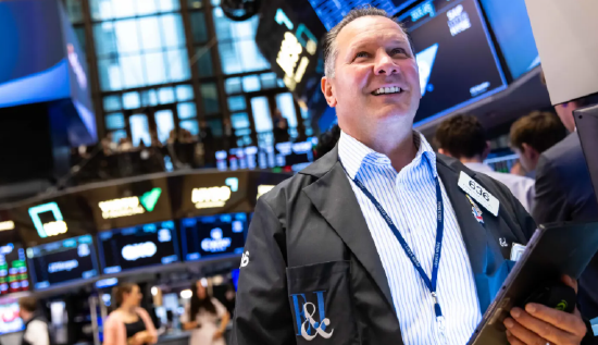 盘前:美股三大股指期货变动不大 交易员消化财报及特朗普与鲍威尔争端影响