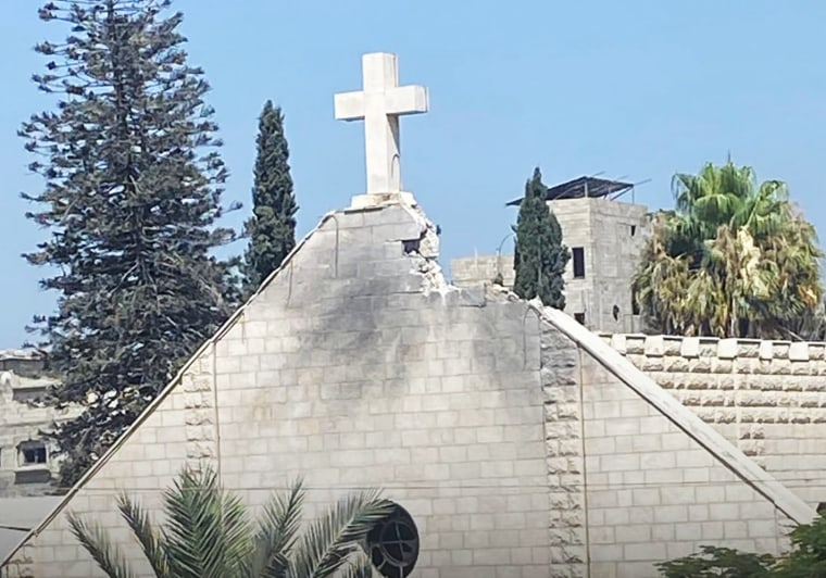 美媒披露以色列“误击”加沙教堂幕后细节：特朗普致电内塔尼亚胡要求公开解释，后者照做