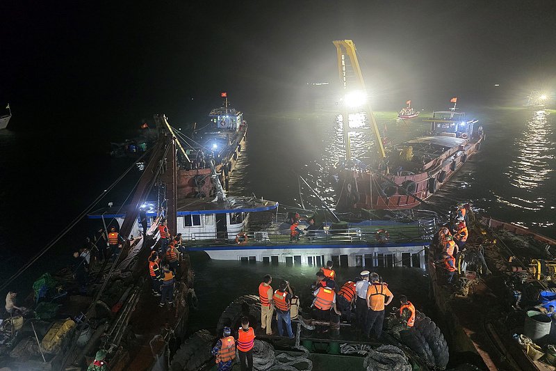 越南游船倾覆事故官方通报:游船实载49人 确认35人死亡4人失踪