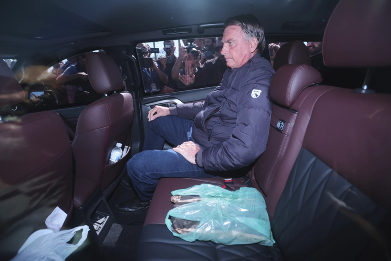 外媒：博索纳罗称佩戴电子脚镣是“极大羞辱”，卢拉发声谴责美方制裁威胁