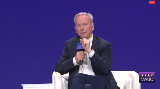 直击WAIC丨谷歌前CEO埃里克·施密特：中国领先的大模型都是开源的，但美国的不是