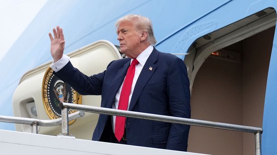 特朗普回应涉爱泼斯坦案传闻：我的名字不在档案中