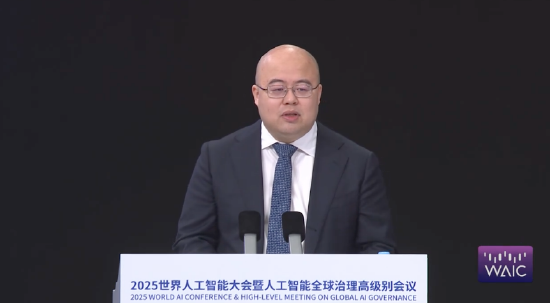 直击WAIC | MiniMax创始人闫俊杰:AI重塑创意生产,LABUBU宣传视频制作成本可从100万降至几百元