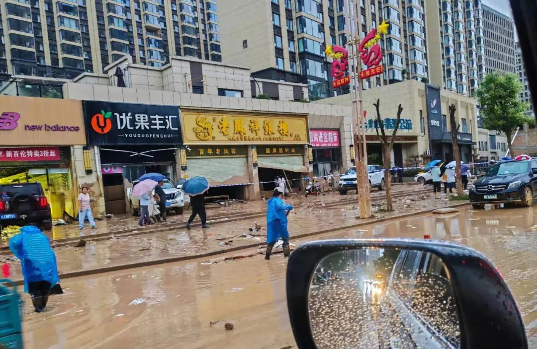 洪水涌入县城，老凤祥金店首饰被冲走，店主：价值上千万，已捡回少数，保险柜仍未找到