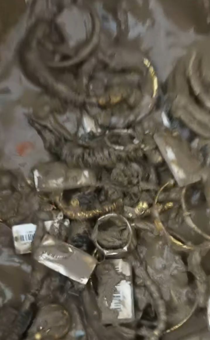 洪水涌入县城，老凤祥金店首饰被冲走，店主：价值上千万，已捡回少数，保险柜仍未找到