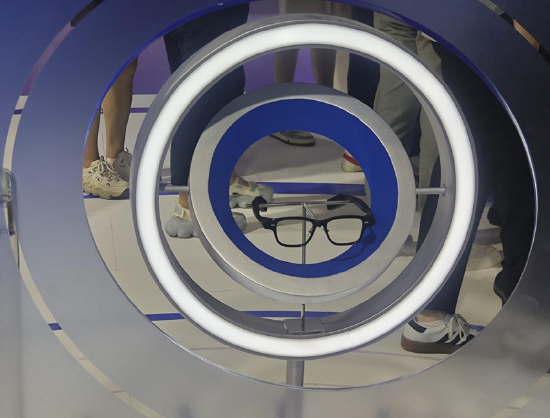 阿里入局、“百镜”开打！ 哪家能成为你的“第二双眼”？ | WAIC 观察