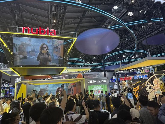 人工智能大会彻底引爆!展区水泄不通,门票炒到2000多,暴走3万步带来最全看点