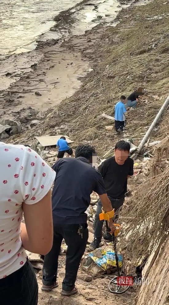 老凤祥一金店20公斤黄金被洪水冲走,目前店方只找回1公斤,警方已介入!