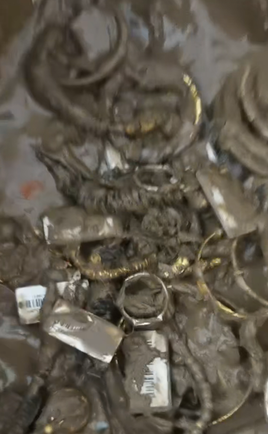 老凤祥一金店20公斤黄金被洪水冲走,目前店方只找回1公斤,警方已介入!