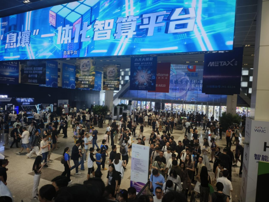 机器人展区“水泄不通”,专家谈落地:很多问题待解决 | WAIC观察