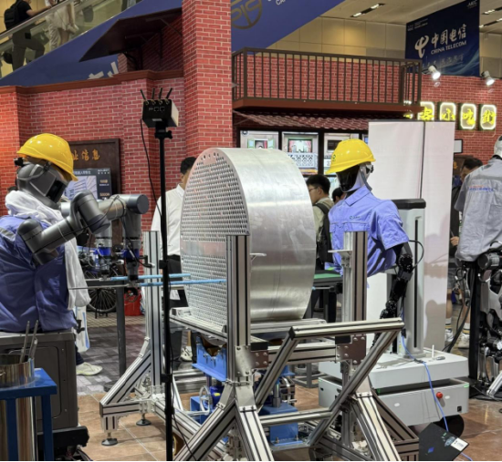 机器人展区“水泄不通”,专家谈落地:很多问题待解决 | WAIC观察