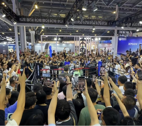 机器人展区“水泄不通”,专家谈落地:很多问题待解决 | WAIC观察