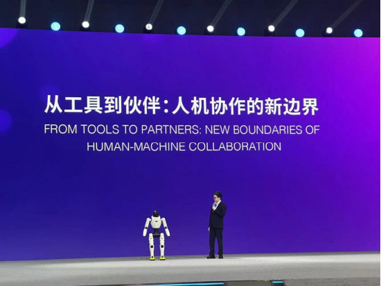 机器人展区“水泄不通”,专家谈落地:很多问题待解决 | WAIC观察