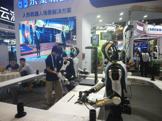 机器人展区“水泄不通”,专家谈落地:很多问题待解决 | WAIC观察
