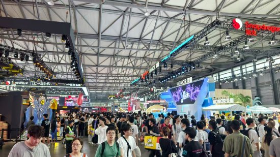 直击CJ | N5馆变身“超级手游竞技场”:米OV耀引关注