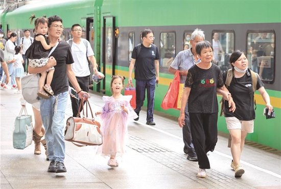 暑运过半，全国铁路发送旅客4.41亿人次