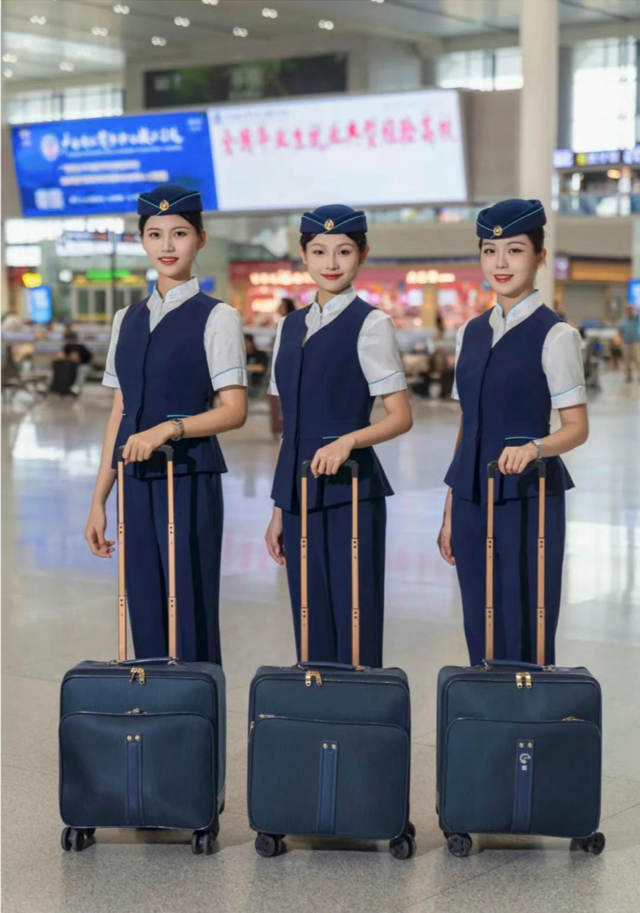 网友建议空姐不再“服美役”，又一航司换装：平底鞋取代高跟鞋，可选裤装