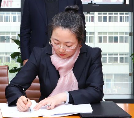 大华股份财务总监徐巧芬大专学历年薪207万，公司归母净利润暴跌60%而CFO却涨薪