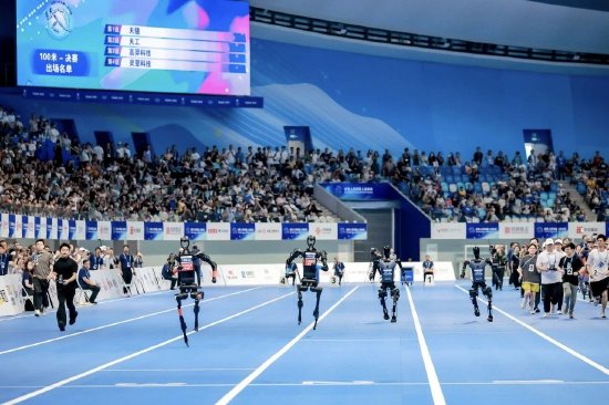 全程自主决策无需遥控！天工Ultra获得100米跑决赛冠军