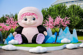 潮玩遇见机器人运动会：奇梦岛 WAKUKU 大娃点亮赛场外场景