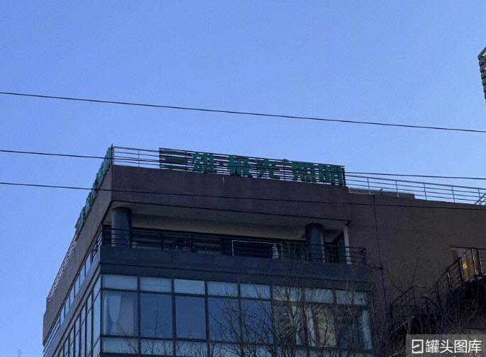 四同窗“反目”暗战8个月，三雄极光交出亏损半年报