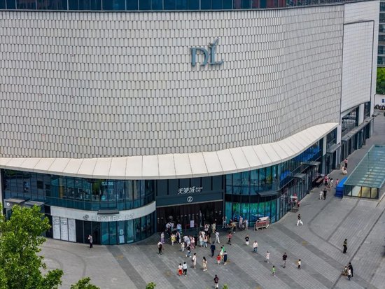 胖东来官网被挤爆！招聘900人，保安保洁要求“不超25岁+本科”，到手月薪近9000元，45分钟全部报满