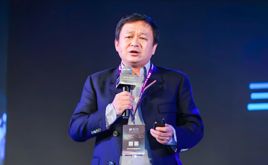 净利10年新低！ “风口捕手”周亚辉，All in AI亏麻了 | BUG