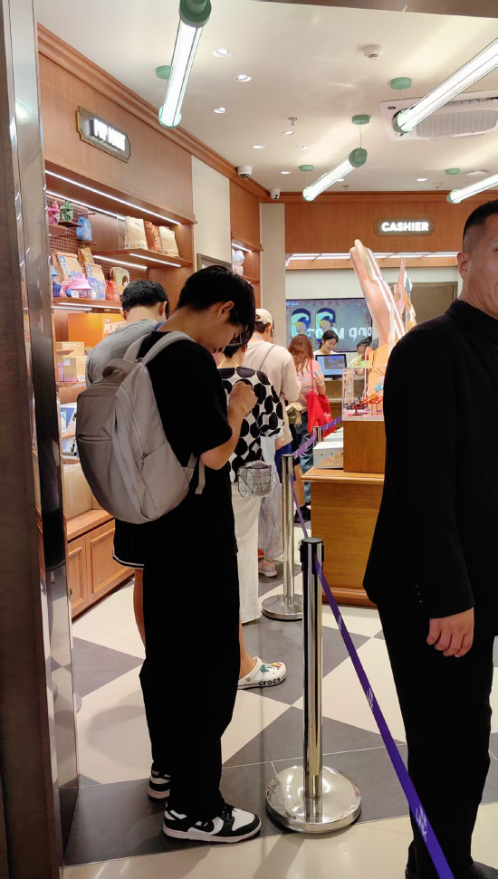 实探!“迷你Labubu”线下提货开启,泡泡玛特全国首店开门即满客