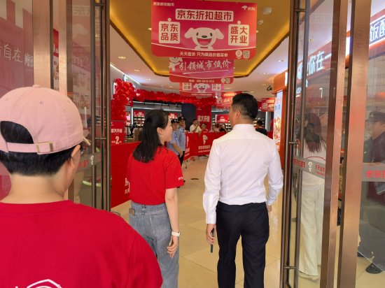 刘强东现身宿迁：逛京东折扣超市，明日四店同开