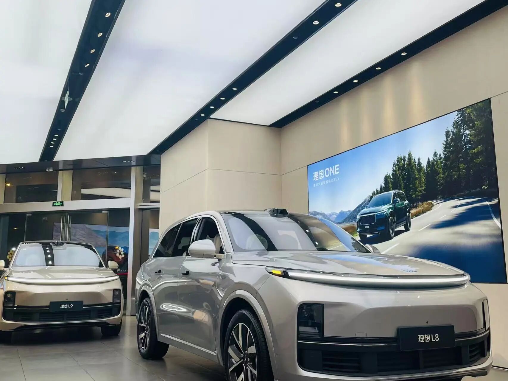 二季度卖车收入转负后，理想三季度业绩指引降四成