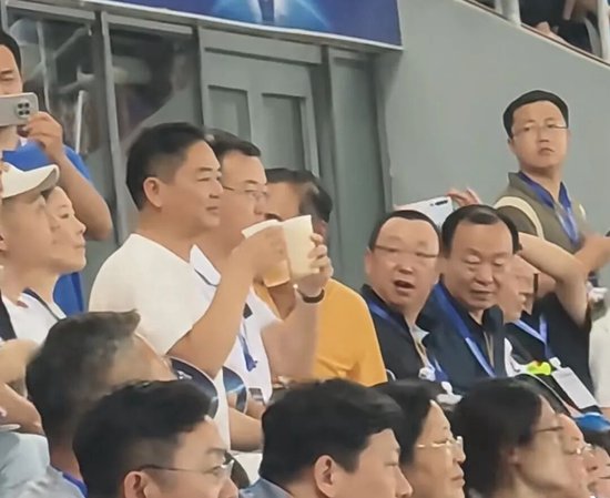 刘强东现身苏超现场，此前在夜市用塑料碗和乡亲们喝酒