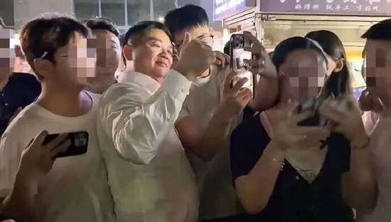 刘强东现身苏超现场，此前在夜市用塑料碗和乡亲们喝酒