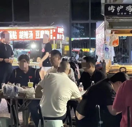 刘强东现身苏超现场，此前在夜市用塑料碗和乡亲们喝酒