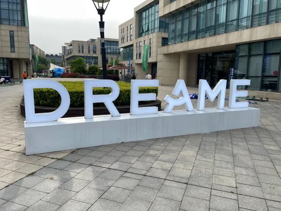 昔日“小兄弟”，摸着雷军“过河”