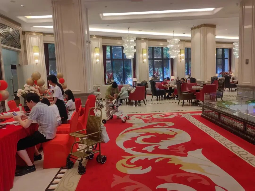 实探深圳楼市新政实施首日：热度飙升！房企连夜更新信息，有客户已签约