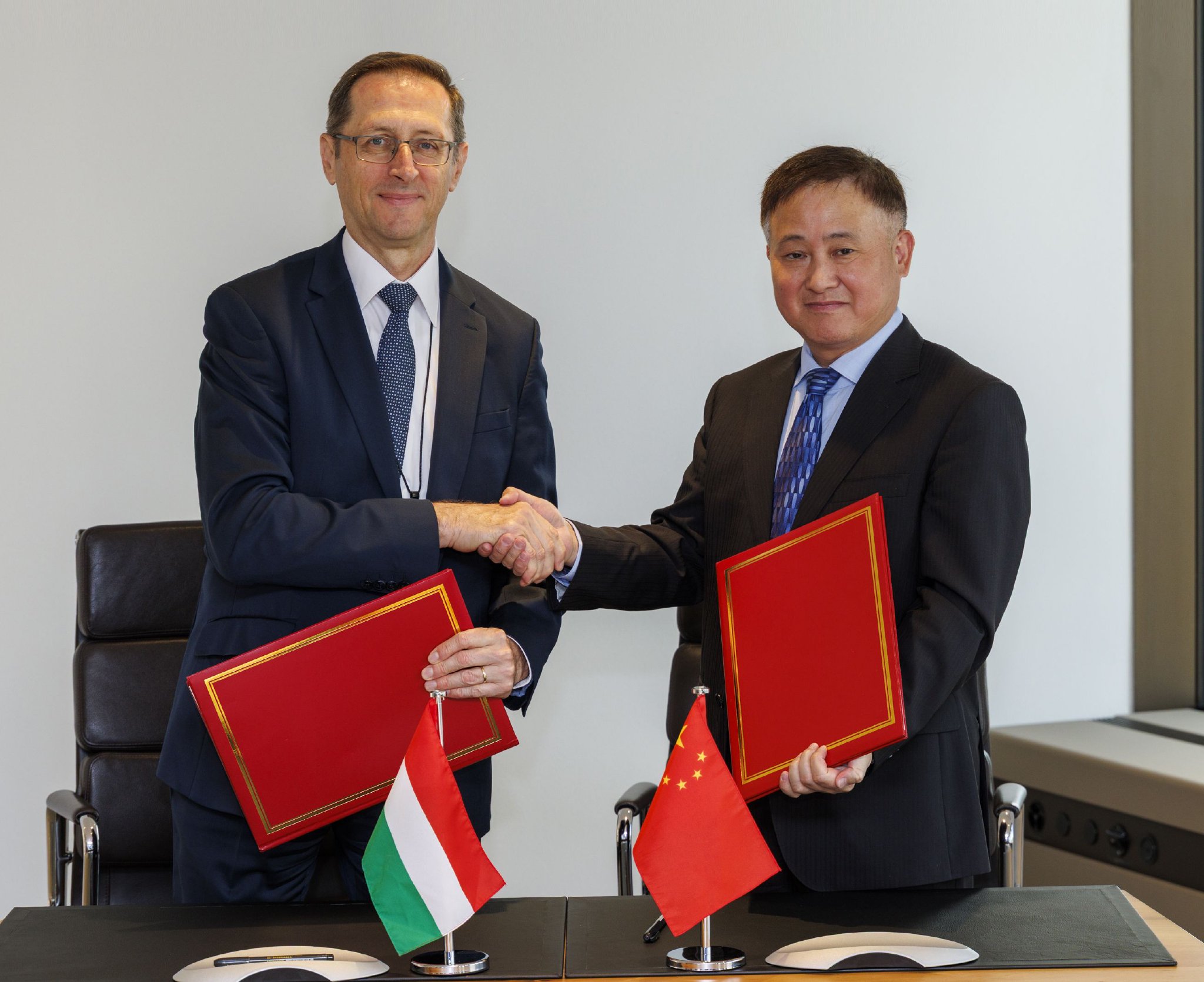 中国人民银行与欧央行、瑞士央行、匈牙利央行续签双边本币互换协议