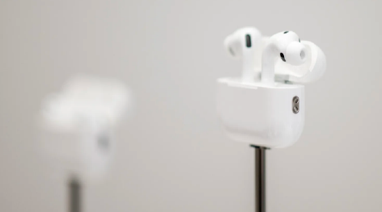 苹果、谷歌和Meta正试图完善一款科幻设备：通用翻译器